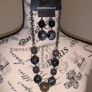 Stunning Black/White Bead Necklace and Earring Set
